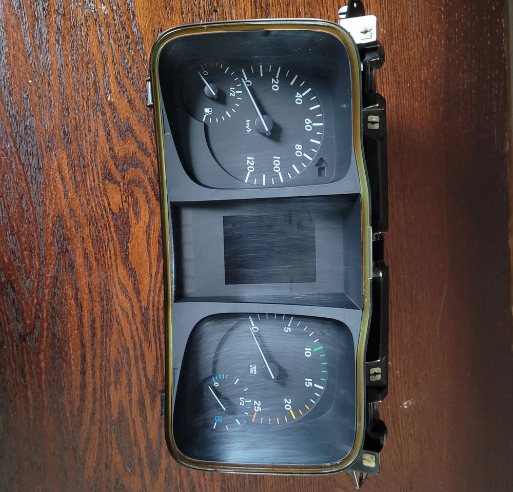 LICZNIK MERCEDES ACTROS MP4 A008 446 88 21 - Panel de instrumentos pour Camion: photos 1 LICZNIK MERCEDES ACTROS MP4 A008 446 88 21 - Panel de instrumentos pour Camion: photos 1