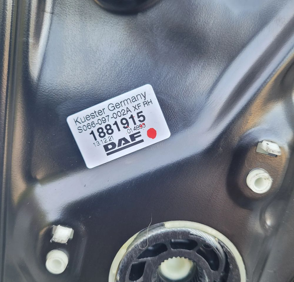 PODNOSNIK SZYBY RH DAF XF 106 OM 1881915 - Moteur de fenetre pour Camion: photos 3 PODNOSNIK SZYBY RH DAF XF 106 OM 1881915 - Moteur de fenetre pour Camion: photos 3