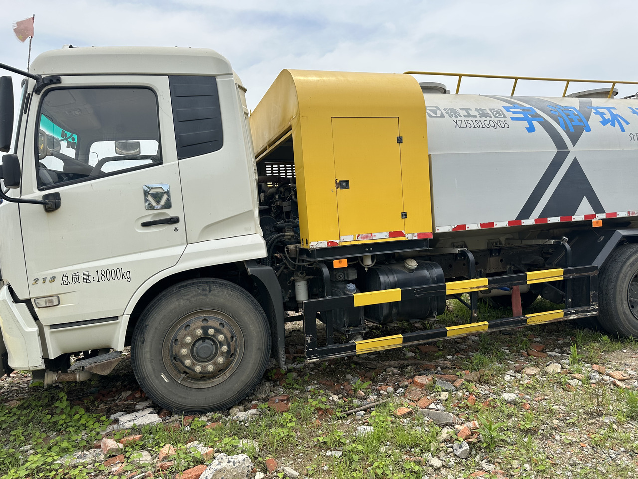 Dongfeng Large Vacuum Suction Truck - Camion vidangeur: photos 4 Dongfeng Large Vacuum Suction Truck - Camion vidangeur: photos 4