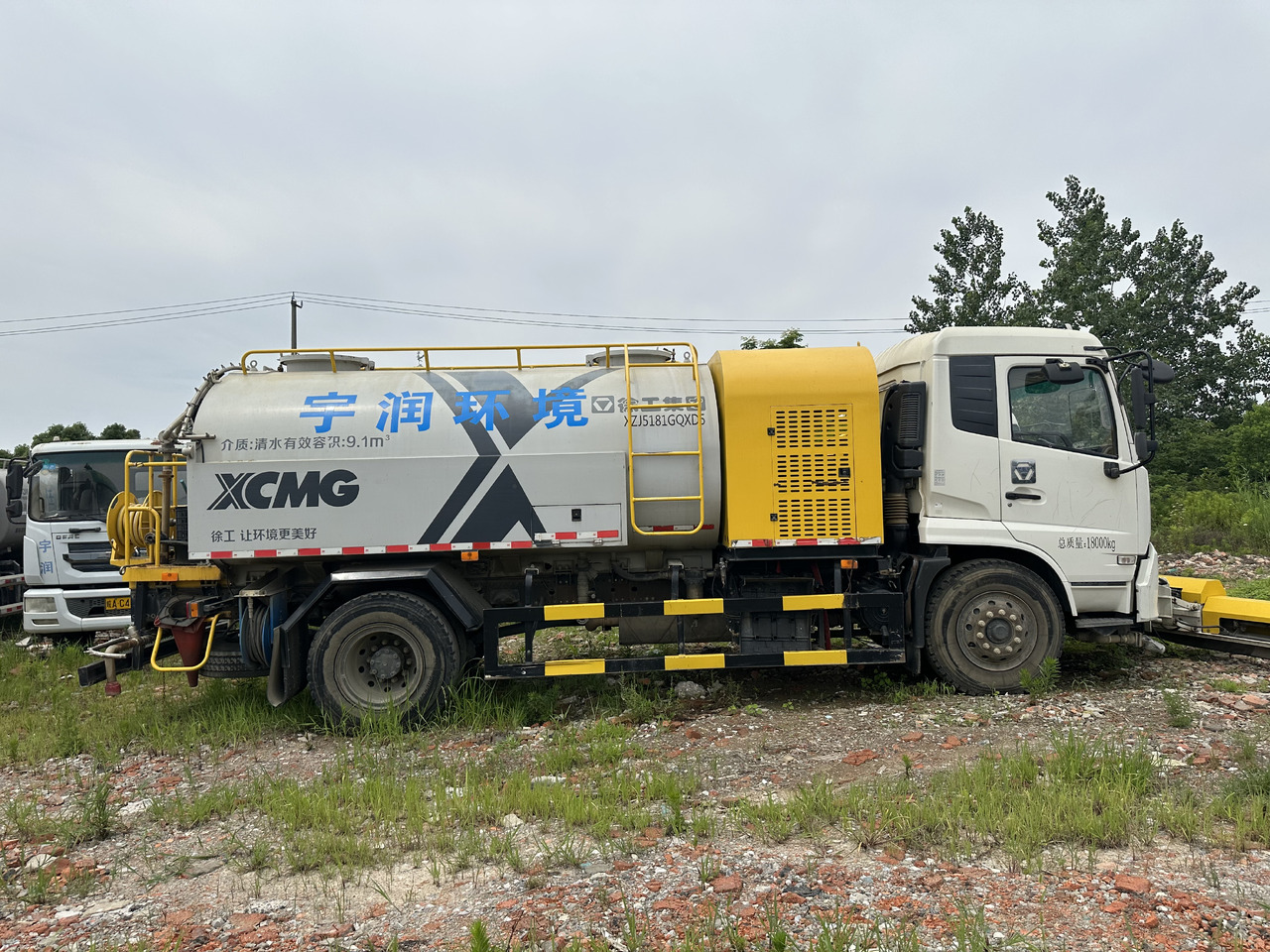 Dongfeng Large Vacuum Suction Truck - Camion vidangeur: photos 1 Dongfeng Large Vacuum Suction Truck - Camion vidangeur: photos 1