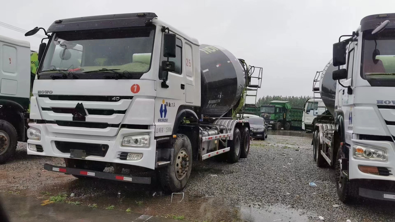 HOWO 6*4 Cement Mixer Truck - Camion malaxeur: photos 5 HOWO 6*4 Cement Mixer Truck - Camion malaxeur: photos 5
