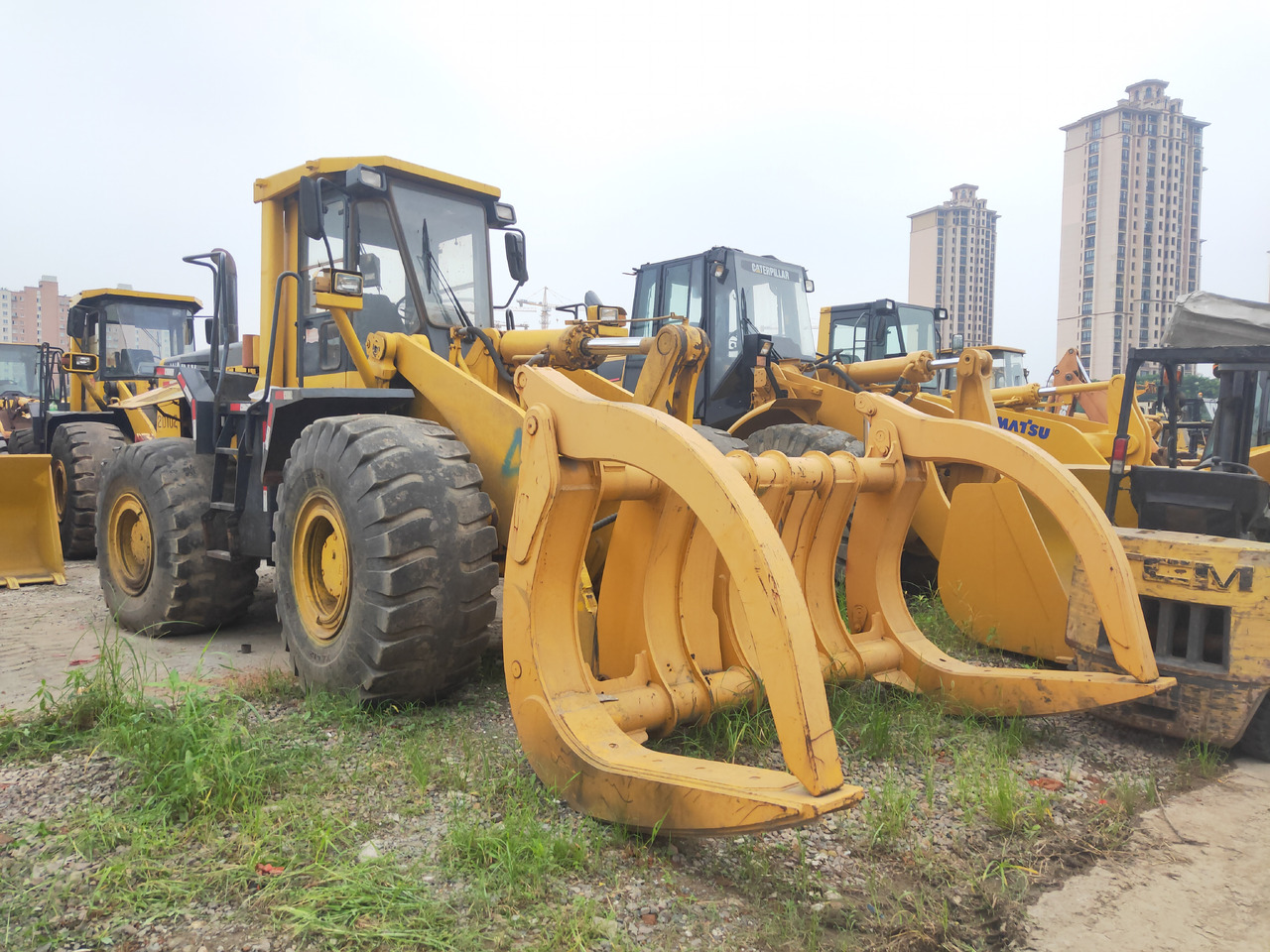 KOMATSU Wheel WA470-3 With a fork - Chargeuse sur pneus: photos 1 KOMATSU Wheel WA470-3 With a fork - Chargeuse sur pneus: photos 1