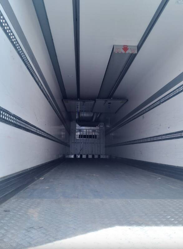 Semi-remorque 3 Essieux FRIGO 38 TONNES HAYON CAISSE CHEREAU GROUPE CARRIER VECTOR HE 19 MT - Semi-remorque frigorifique: photos 4 Semi-remorque 3 Essieux FRIGO 38 TONNES HAYON CAISSE CHEREAU GROUPE CARRIER VECTOR HE 19 MT - Semi-remorque frigorifique: photos 4