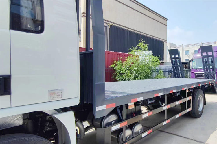 SHACMAN SHACMAN L3000 4x2 Light Cargo Truck with Rear Loading Ramp - Camion plateau: photos 3 SHACMAN SHACMAN L3000 4x2 Light Cargo Truck with Rear Loading Ramp - Camion plateau: photos 3