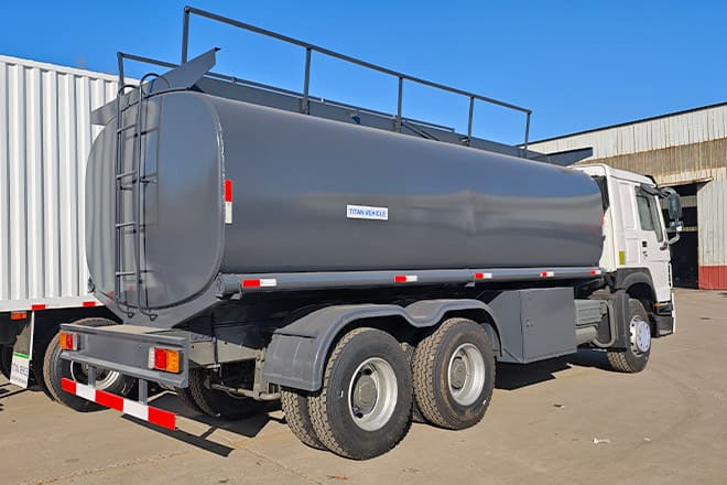 SINOTRUK 2025 New Howo Oil Tanker Trucks for Sale in Congo - Camion citerne: photos 3 SINOTRUK 2025 New Howo Oil Tanker Trucks for Sale in Congo - Camion citerne: photos 3
