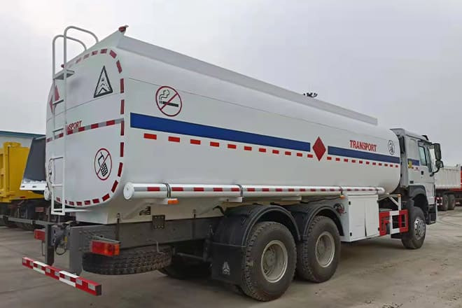 SINOTRUK Howo 6X4 Oil Truck Price for Sale in Djibouti - Camion citerne: photos 3 SINOTRUK Howo 6X4 Oil Truck Price for Sale in Djibouti - Camion citerne: photos 3