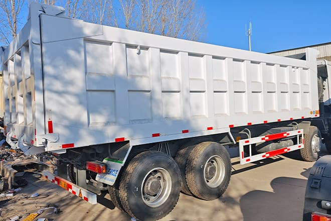 SINOTRUK Sinotruk Howo 371 8x4 Dump Truck for Sale in Libya - Camion benne: photos 3 SINOTRUK Sinotruk Howo 371 8x4 Dump Truck for Sale in Libya - Camion benne: photos 3