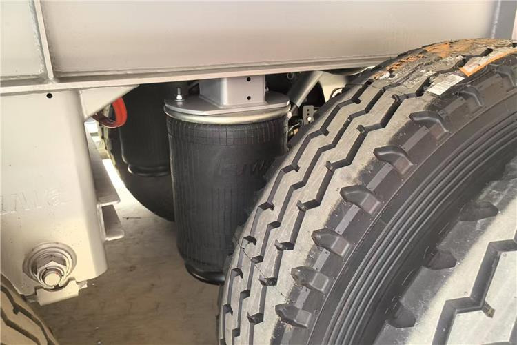 TITAN 3 Axle 45000 Liters Aluminum Tanker Trailer with Air Suspension - Semi-remorque citerne: photos 3 TITAN 3 Axle 45000 Liters Aluminum Tanker Trailer with Air Suspension - Semi-remorque citerne: photos 3