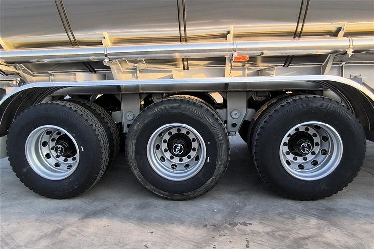 TITAN 3 Axle 45000L Stainless Steel Tanker Trailer for Sale In Panama - Semi-remorque citerne: photos 4 TITAN 3 Axle 45000L Stainless Steel Tanker Trailer for Sale In Panama - Semi-remorque citerne: photos 4