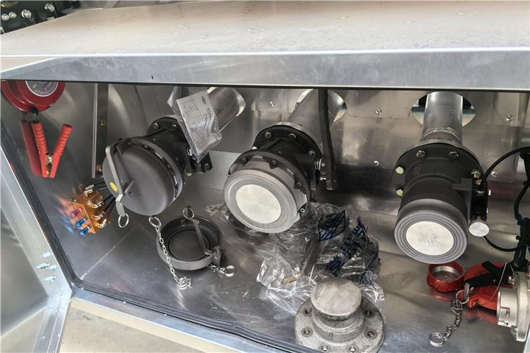 TITAN 3 Axle Aluminum Fuel Tanker Trailer for Sale In Jamaica - Semi-remorque citerne: photos 5 TITAN 3 Axle Aluminum Fuel Tanker Trailer for Sale In Jamaica - Semi-remorque citerne: photos 5