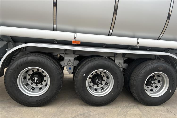 TITAN 55000 Liters Stainless Steel Tanker Semi Trailer In Kenya - Semi-remorque citerne: photos 4 TITAN 55000 Liters Stainless Steel Tanker Semi Trailer In Kenya - Semi-remorque citerne: photos 4