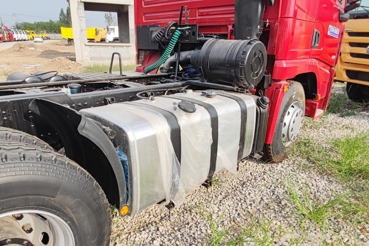 SHACMAN Second Hand Shacman Tractor Trailer for Sale in Tanzania - Tracteur routier: photos 5 SHACMAN Second Hand Shacman Tractor Trailer for Sale in Tanzania - Tracteur routier: photos 5