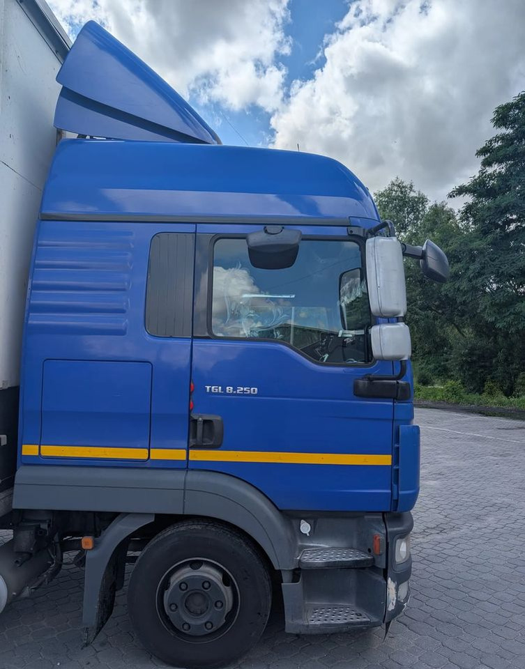 MAN TGL 8.250 - Camion à rideaux coulissants: photos 3 MAN TGL 8.250 - Camion à rideaux coulissants: photos 3