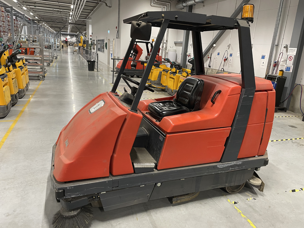 Hako Hakomatic B 1100 - Balayeuse industrielle: photos 2 Hako Hakomatic B 1100 - Balayeuse industrielle: photos 2