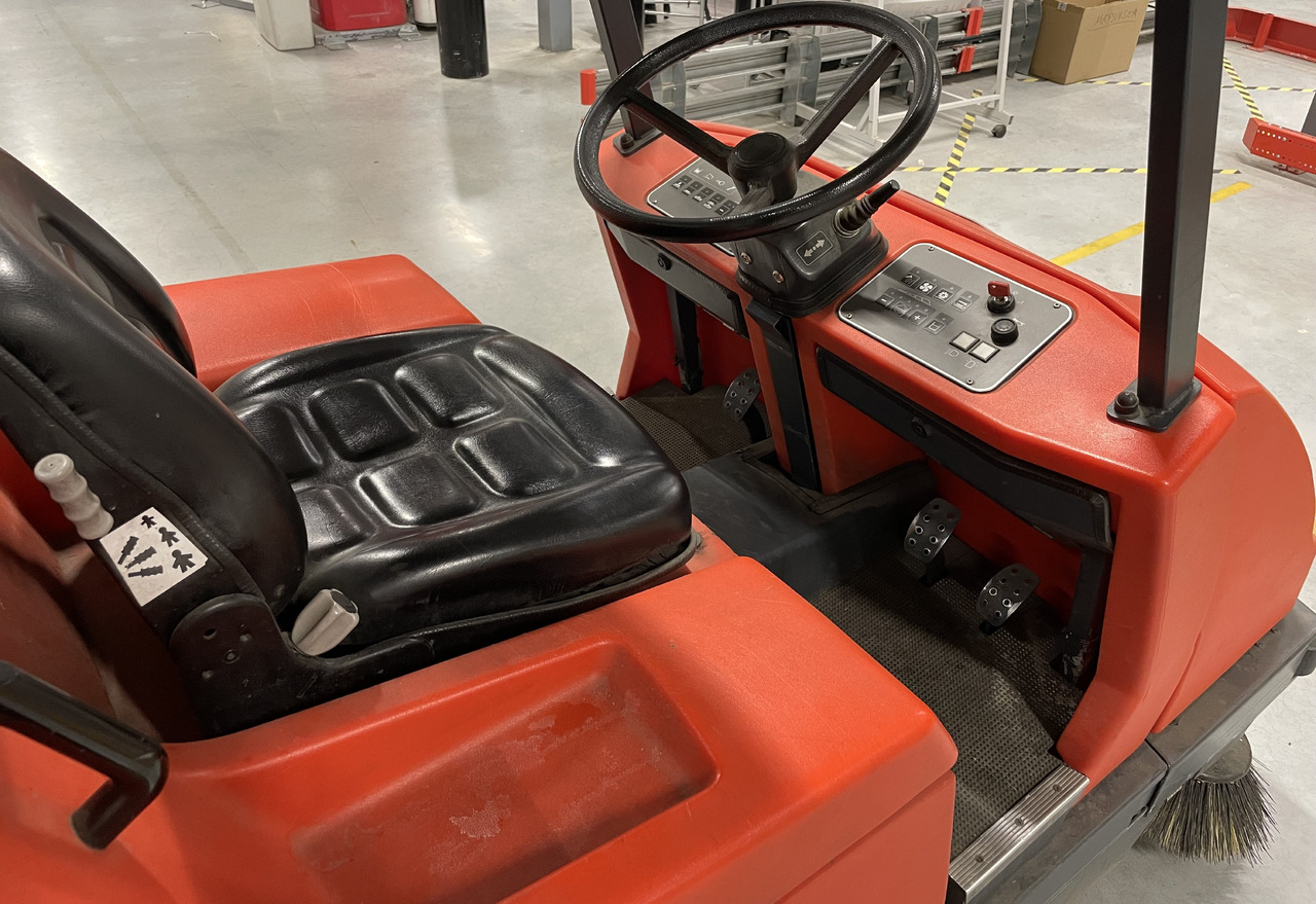 Hako Hakomatic B 1100 - Balayeuse industrielle: photos 3 Hako Hakomatic B 1100 - Balayeuse industrielle: photos 3