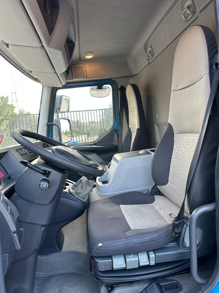 RENAULT midlum 14.220 - Camion à rideaux coulissants: photos 3 RENAULT midlum 14.220 - Camion à rideaux coulissants: photos 3