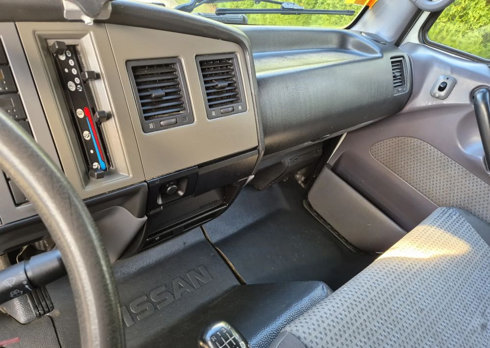 Camion à rideaux coulissants Nissan ATLEON 3.0 150KM: photos 12 Camion à rideaux coulissants Nissan ATLEON 3.0 150KM: photos 12