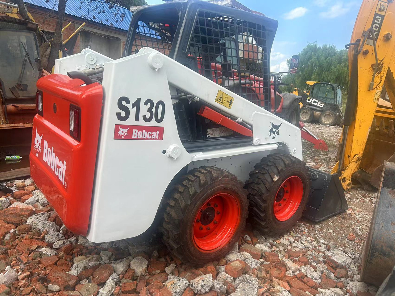 BOBCAT S130 skid steer loader - Mini chargeuse: photos 1 BOBCAT S130 skid steer loader - Mini chargeuse: photos 1