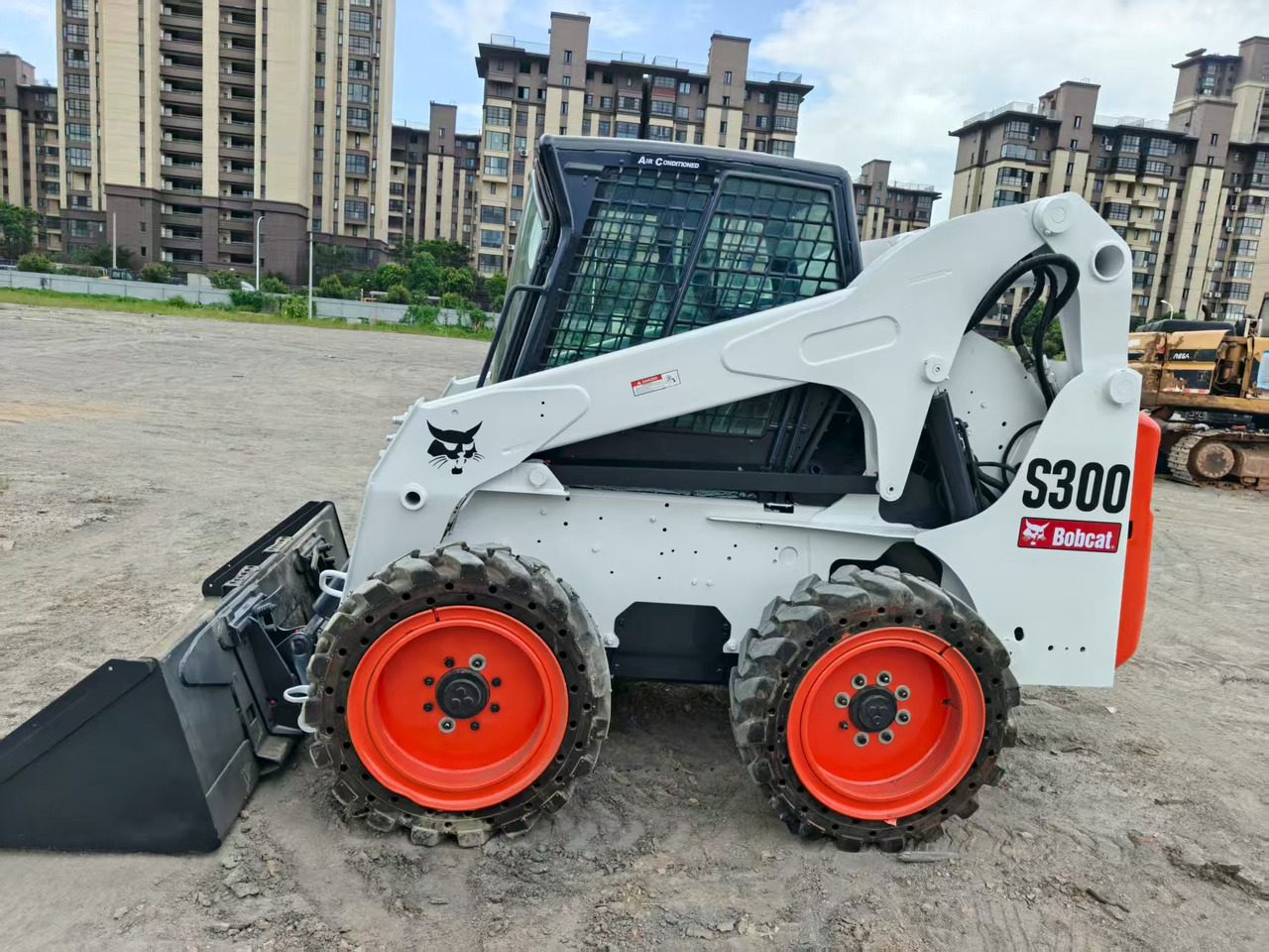 BOBCAT skid steer loader S300 Mining/Agriculture/Urban Construction - Mini chargeuse: photos 1 BOBCAT skid steer loader S300 Mining/Agriculture/Urban Construction - Mini chargeuse: photos 1