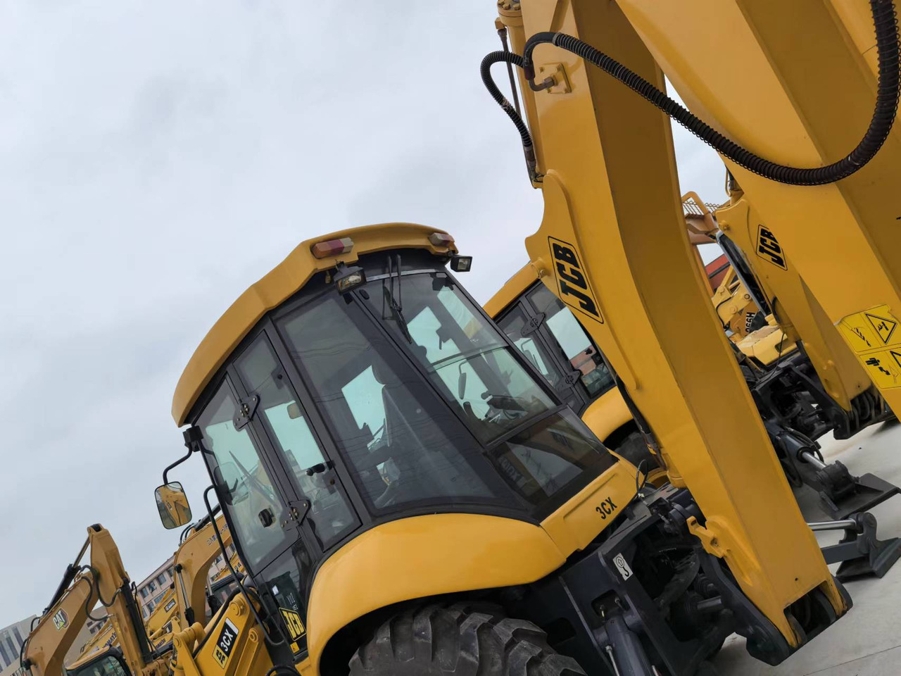 JCB 3CX backhoe loader TLB versatile machine multiple attachment options - Tractopelle: photos 4 JCB 3CX backhoe loader TLB versatile machine multiple attachment options - Tractopelle: photos 4