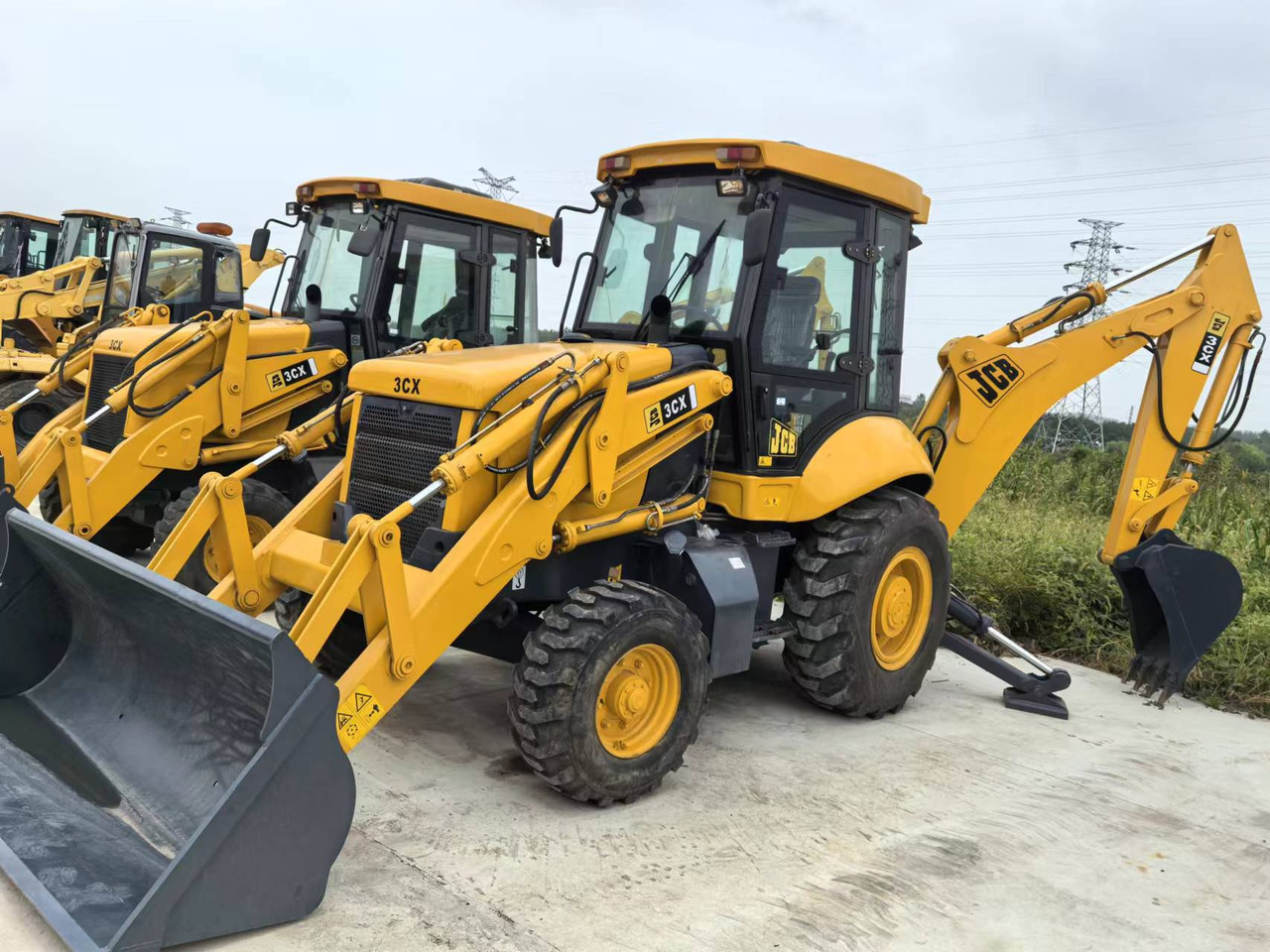 JCB 3CX backhoe loader TLB versatile machine multiple attachment options - Tractopelle: photos 1 JCB 3CX backhoe loader TLB versatile machine multiple attachment options - Tractopelle: photos 1