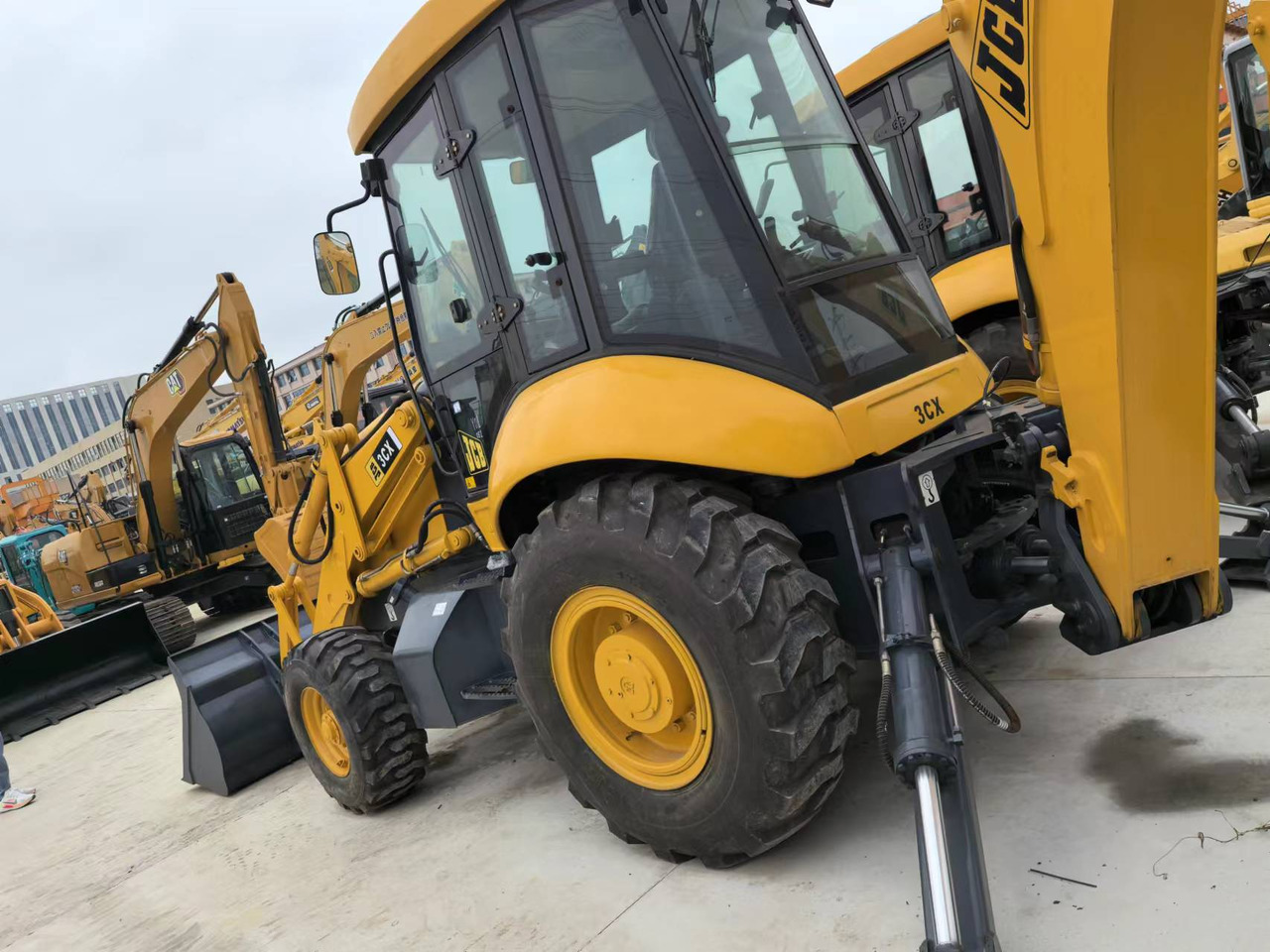 JCB 3CX backhoe loader TLB versatile machine multiple attachment options - Tractopelle: photos 5 JCB 3CX backhoe loader TLB versatile machine multiple attachment options - Tractopelle: photos 5