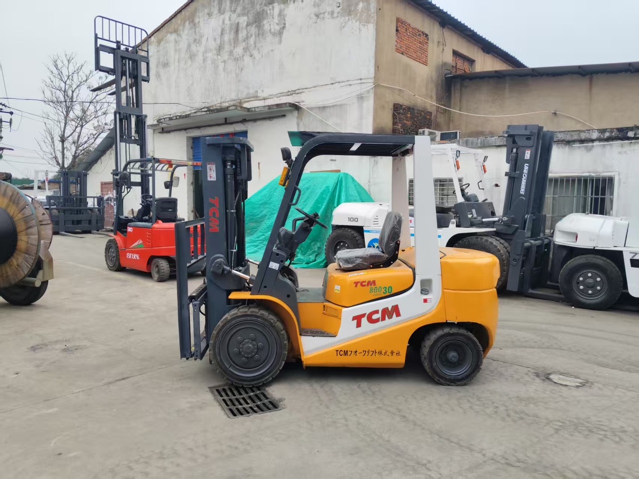 TCM FD30 Japan brand used 3 ton 4.5m diesel forklift Customizable mast clamps - Chariot élévateur diesel: photos 2 TCM FD30 Japan brand used 3 ton 4.5m diesel forklift Customizable mast clamps - Chariot élévateur diesel: photos 2