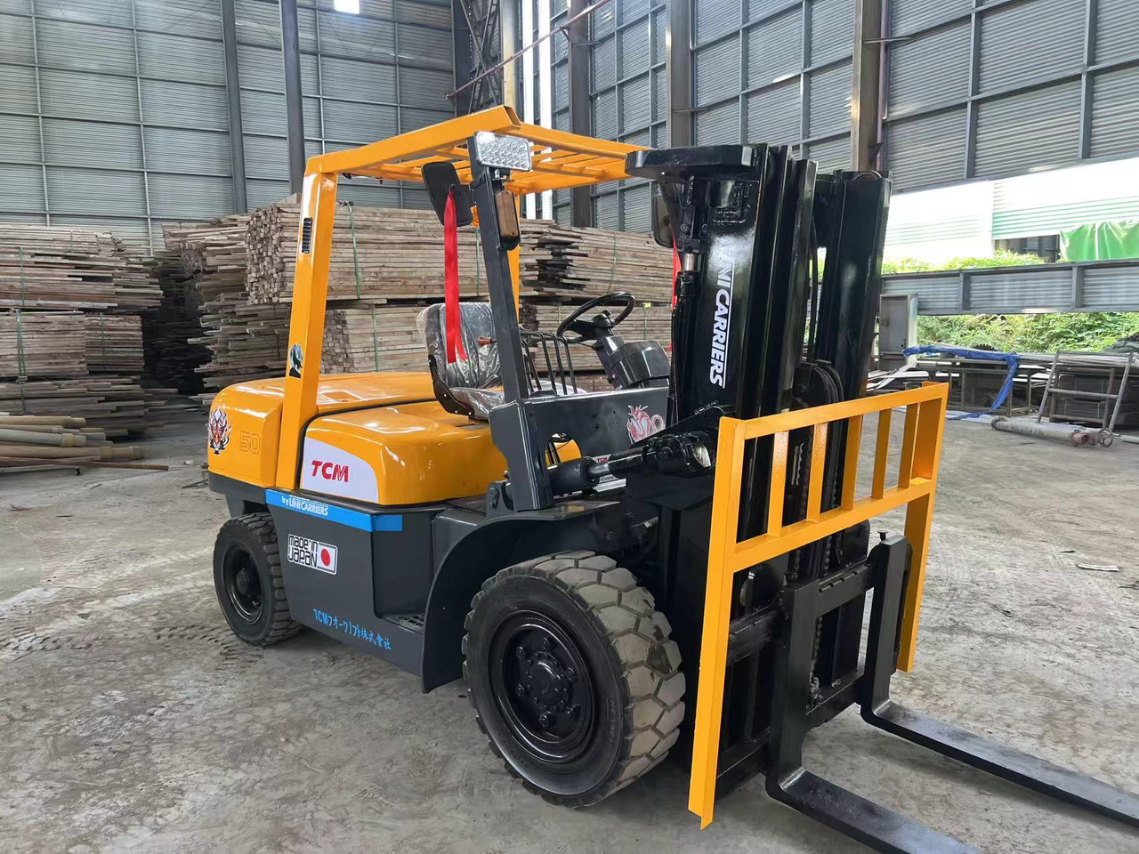 TCM fd50 japan brand original 5 ton diesel forklift 3 section 4.5m Customizable mast clamp side shift - Chariot élévateur diesel: photos 1 TCM fd50 japan brand original 5 ton diesel forklift 3 section 4.5m Customizable mast clamp side shift - Chariot élévateur diesel: photos 1