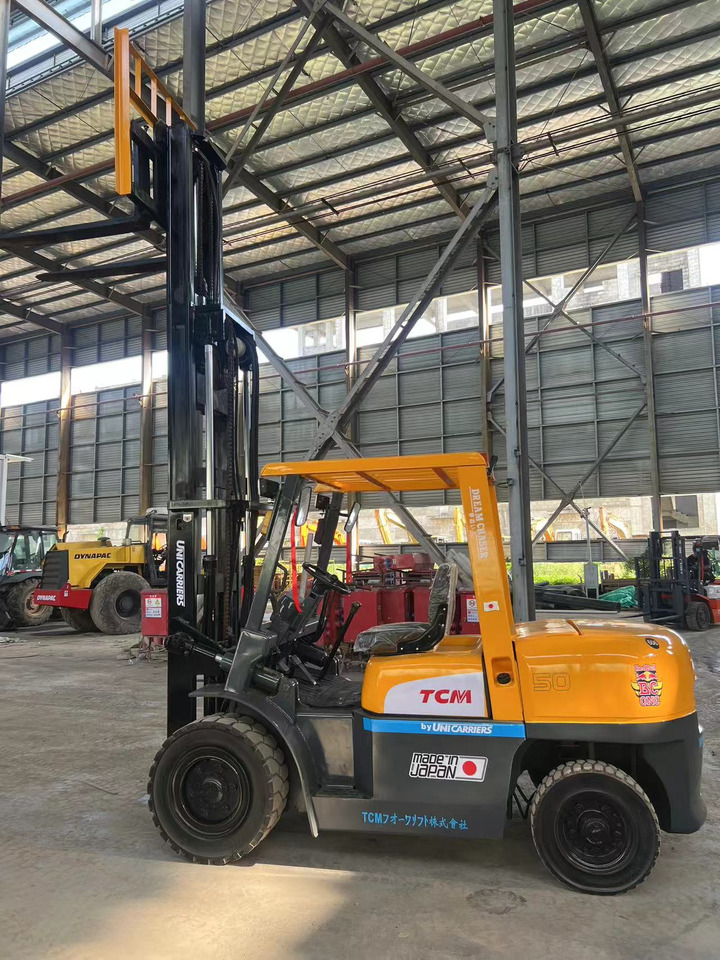 TCM fd50 japan brand original 5 ton diesel forklift 3 section 4.5m Customizable mast clamp side shift - Chariot élévateur diesel: photos 2 TCM fd50 japan brand original 5 ton diesel forklift 3 section 4.5m Customizable mast clamp side shift - Chariot élévateur diesel: photos 2