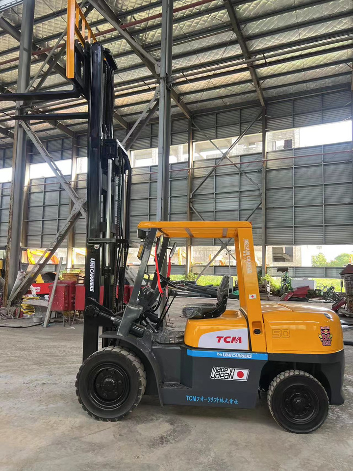 TCM fd50 japan brand original 5 ton diesel forklift 3 section 4.5m Customizable mast clamp side shift - Chariot élévateur diesel: photos 5 TCM fd50 japan brand original 5 ton diesel forklift 3 section 4.5m Customizable mast clamp side shift - Chariot élévateur diesel: photos 5