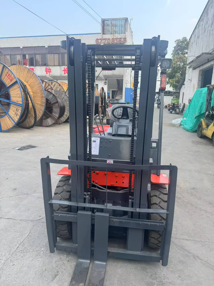 Heli stock new 2024 model 3T diesel forklift Customizable Mast & Clamp - Chariot élévateur diesel: photos 5 Heli stock new 2024 model 3T diesel forklift Customizable Mast & Clamp - Chariot élévateur diesel: photos 5