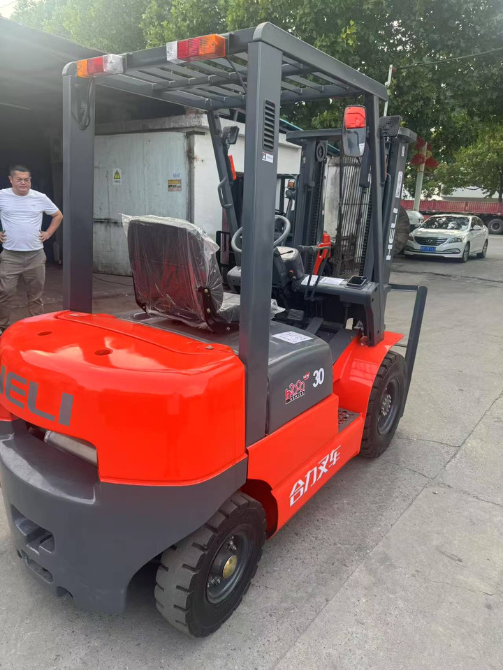 Heli stock new 2024 model 3T diesel forklift Customizable Mast & Clamp - Chariot élévateur diesel: photos 3 Heli stock new 2024 model 3T diesel forklift Customizable Mast & Clamp - Chariot élévateur diesel: photos 3