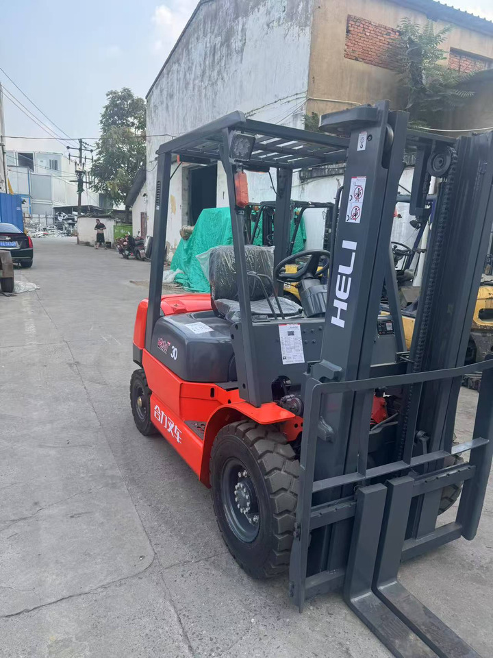 Heli stock new 2024 model 3T diesel forklift Customizable Mast & Clamp - Chariot élévateur diesel: photos 2 Heli stock new 2024 model 3T diesel forklift Customizable Mast & Clamp - Chariot élévateur diesel: photos 2