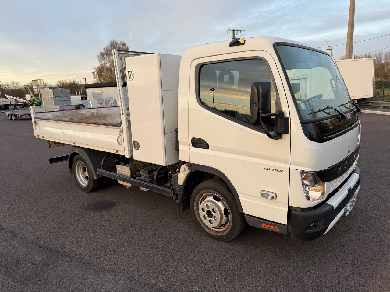 Mitsubishi Canter Fuso - Utilitaire benne: photos 1 Mitsubishi Canter Fuso - Utilitaire benne: photos 1