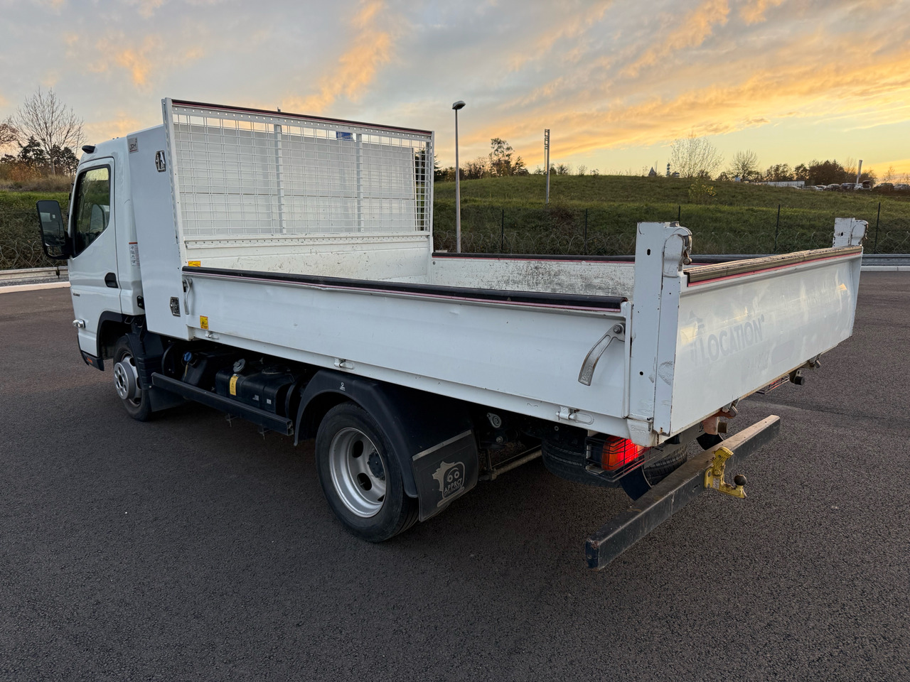 Mitsubishi Canter Fuso - Utilitaire benne: photos 3 Mitsubishi Canter Fuso - Utilitaire benne: photos 3