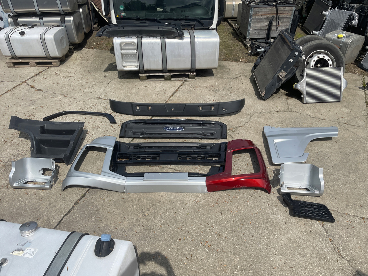 Przód Ford F-Max F Max Grill, Stopień , Stopnica Przedłużenie drzwi zderzak - Carrosserie et extérieur pour Camion: photos 2 Przód Ford F-Max F Max Grill, Stopień , Stopnica Przedłużenie drzwi zderzak - Carrosserie et extérieur pour Camion: photos 2