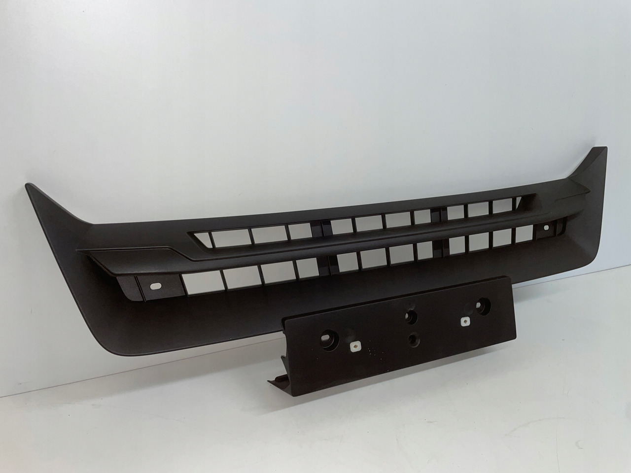 ŚRODKOWY GRILL CHROM ZDERZAKA MAN TGS TG3 TGS 3 ATRAPA 81416146086 - Marchepied: photos 2 ŚRODKOWY GRILL CHROM ZDERZAKA MAN TGS TG3 TGS 3 ATRAPA 81416146086 - Marchepied: photos 2