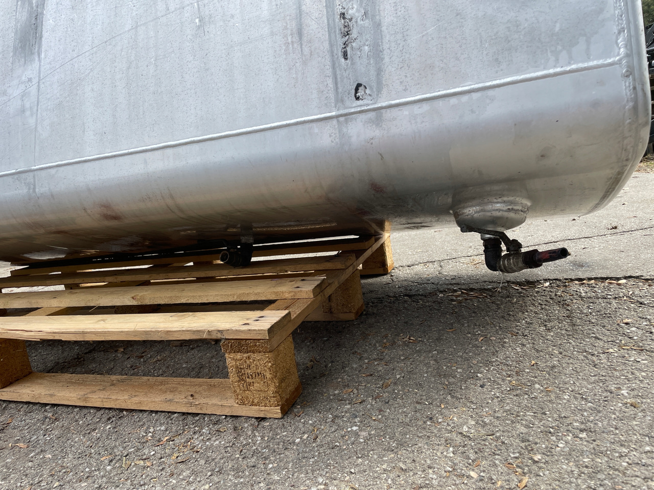 Réservoir de carburant pour Camion ZBIORNIK PALIWA IVECO MERCEDES 208 X 58 X 70: photos 6 Réservoir de carburant pour Camion ZBIORNIK PALIWA IVECO MERCEDES 208 X 58 X 70: photos 6