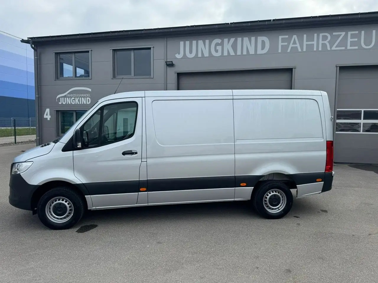 Mercedes-Benz Sprinter 317 CDI Flach Lang Silber Klima MBUX - Fourgon utilitaire: photos 3 Mercedes-Benz Sprinter 317 CDI Flach Lang Silber Klima MBUX - Fourgon utilitaire: photos 3