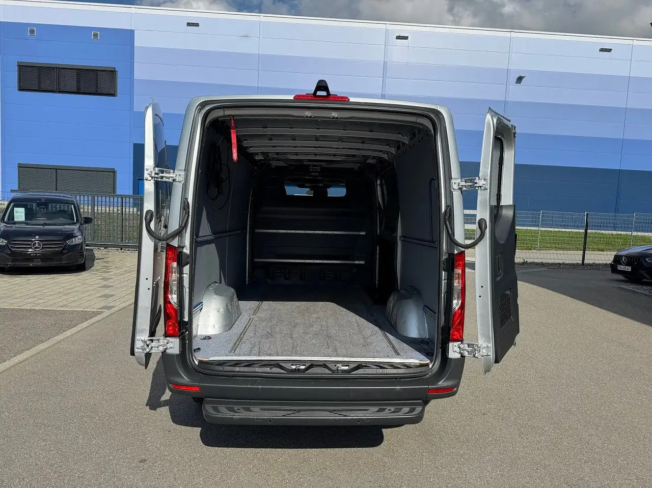 Fourgon utilitaire Mercedes-Benz Sprinter 317 CDI Lang Silber MBUX RWD Klima: photos 8