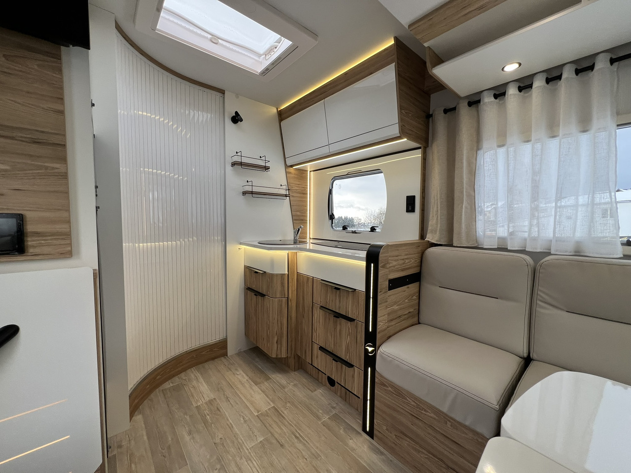 Pilote Pacific P696D Hubbett - Solar - Markise - Camping-car profilé: photos 5 Pilote Pacific P696D Hubbett - Solar - Markise - Camping-car profilé: photos 5