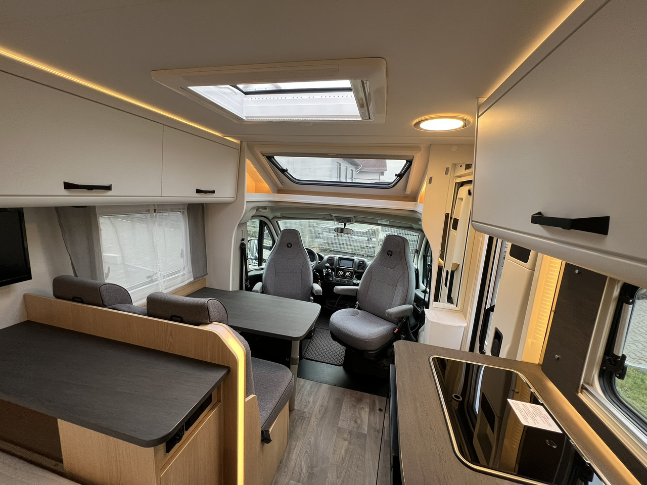 SUNLIGHT T 58 - Camping-car profilé: photos 3 SUNLIGHT T 58 - Camping-car profilé: photos 3