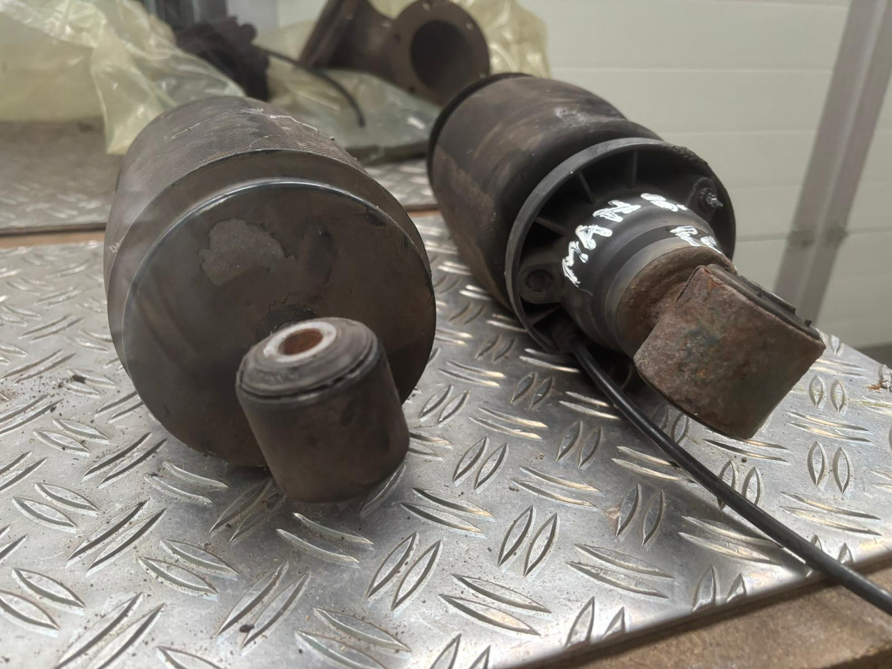 Gebrauchte Luftbälge MAN 8.180, Artikel - Nr. : 81.9999 - 9999 - Suspension de cabine pour Camion: photos 1 Gebrauchte Luftbälge MAN 8.180, Artikel - Nr. : 81.9999 - 9999 - Suspension de cabine pour Camion: photos 1