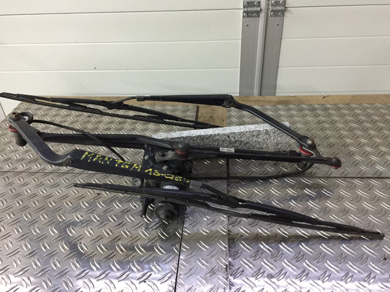 Gebrauchter Scheibenwischer MAN TGM 15.280 mit Wischmotor Artikel - Nr.: 81.26411-6118 - Essuie-glace pour Camion: photos 3 Gebrauchter Scheibenwischer MAN TGM 15.280 mit Wischmotor Artikel - Nr.: 81.26411-6118 - Essuie-glace pour Camion: photos 3