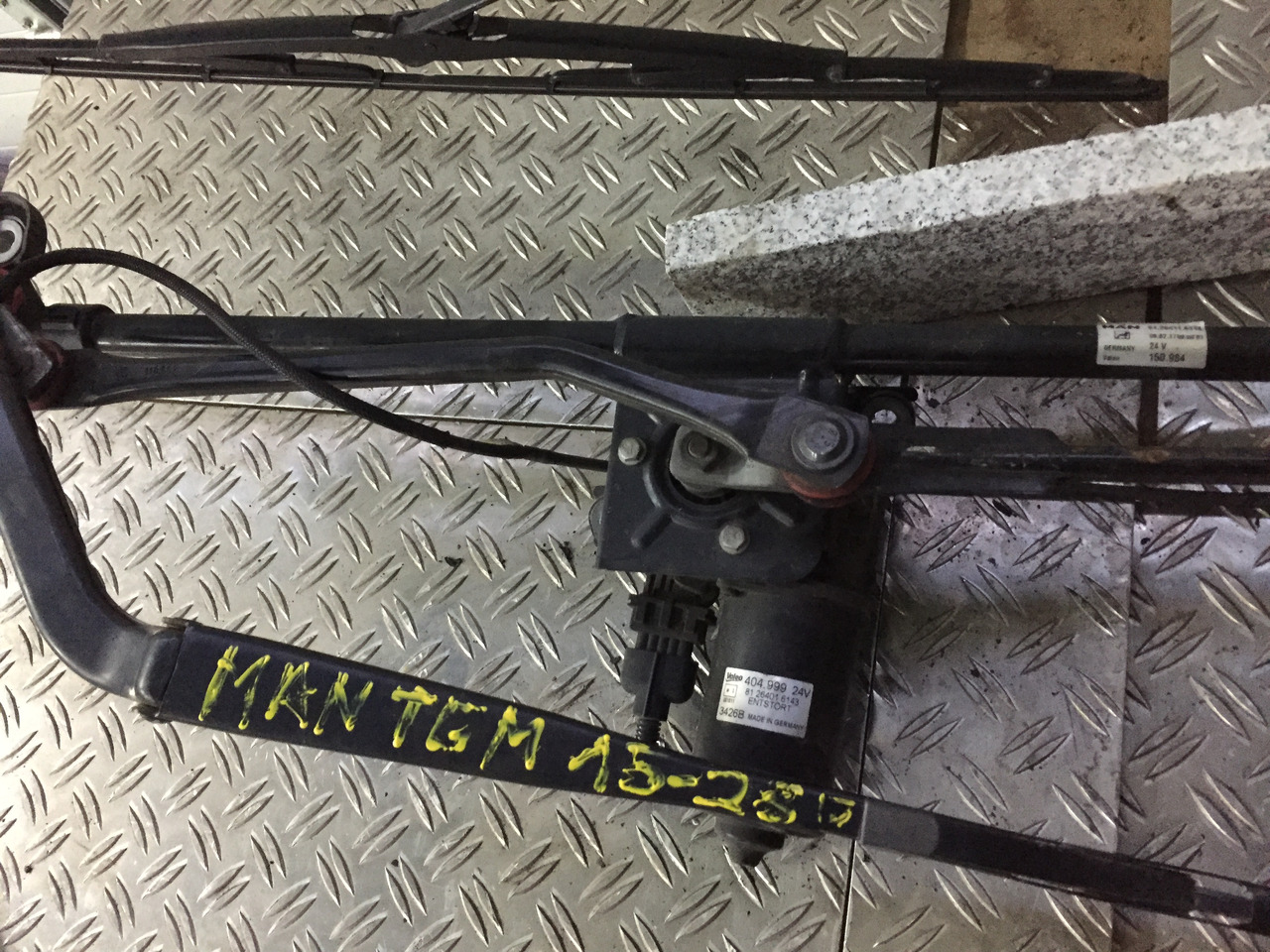 Gebrauchter Scheibenwischer MAN TGM 15.280 mit Wischmotor Artikel - Nr.: 81.26411-6118 - Essuie-glace pour Camion: photos 1 Gebrauchter Scheibenwischer MAN TGM 15.280 mit Wischmotor Artikel - Nr.: 81.26411-6118 - Essuie-glace pour Camion: photos 1