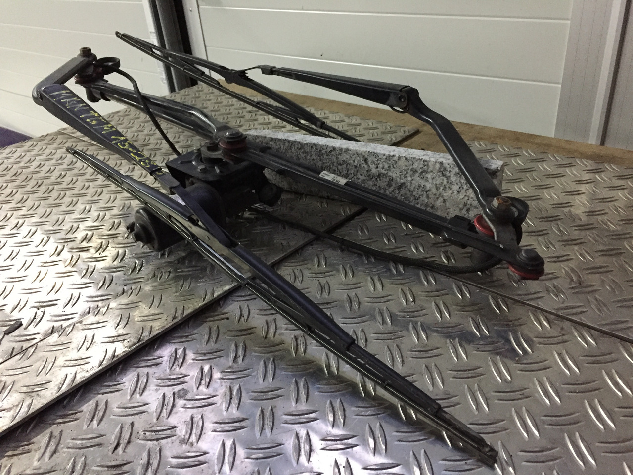 Gebrauchter Scheibenwischer MAN TGM 15.280 mit Wischmotor Artikel - Nr.: 81.26411-6118 - Essuie-glace pour Camion: photos 2 Gebrauchter Scheibenwischer MAN TGM 15.280 mit Wischmotor Artikel - Nr.: 81.26411-6118 - Essuie-glace pour Camion: photos 2