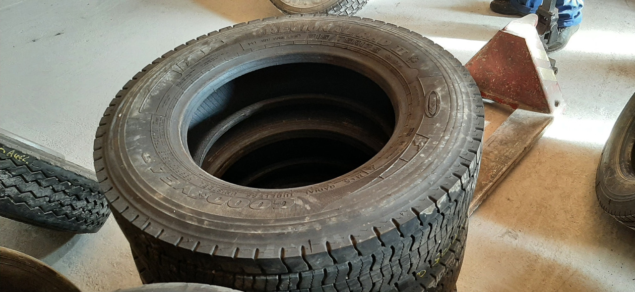 Neuwertige GoodYear Reifen ohne Felgen, 215 / 75 R17,5 Artikel - Nr. : 81.99999 - 9999 - Pneu pour Camion: photos 5 Neuwertige GoodYear Reifen ohne Felgen, 215 / 75 R17,5 Artikel - Nr. : 81.99999 - 9999 - Pneu pour Camion: photos 5