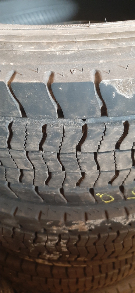 Neuwertige GoodYear Reifen ohne Felgen, 215 / 75 R17,5 Artikel - Nr. : 81.99999 - 9999 - Pneu pour Camion: photos 4 Neuwertige GoodYear Reifen ohne Felgen, 215 / 75 R17,5 Artikel - Nr. : 81.99999 - 9999 - Pneu pour Camion: photos 4