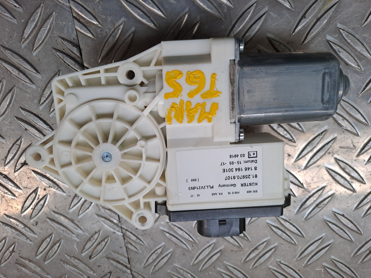 Neuwertiger MAN TGS Elektromotor Fensterheber links, Artikel - Nr. : 81.25970 - 6107 - Moteur de fenetre pour Camion: photos 1 Neuwertiger MAN TGS Elektromotor Fensterheber links, Artikel - Nr. : 81.25970 - 6107 - Moteur de fenetre pour Camion: photos 1