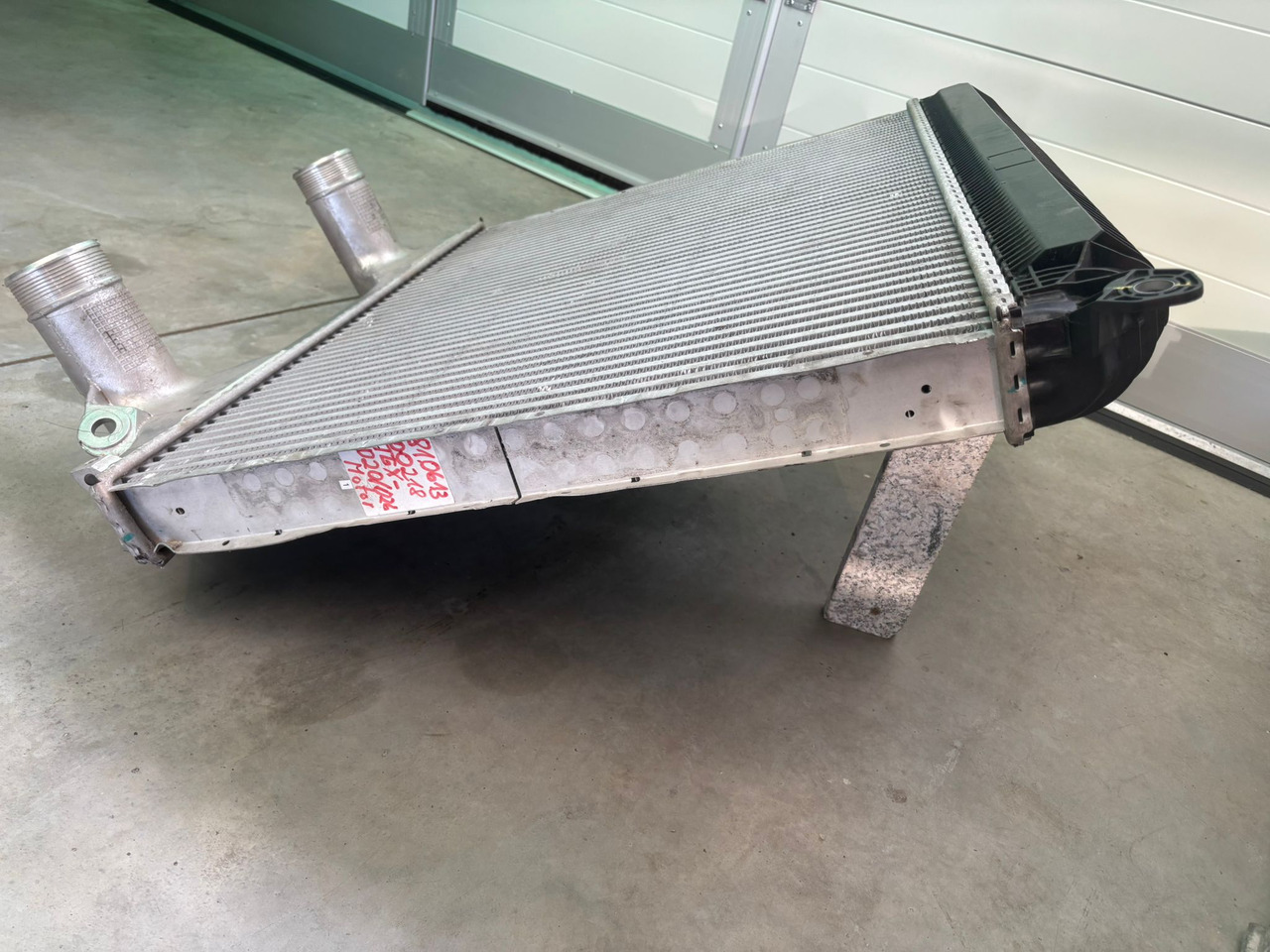 Neuwertiger MAN TGX Ladeluftkühler für D 20 / D 26, Artikel - Nr. : 81.06130 - 0218 - Intercooler pour Camion: photos 4 Neuwertiger MAN TGX Ladeluftkühler für D 20 / D 26, Artikel - Nr. : 81.06130 - 0218 - Intercooler pour Camion: photos 4